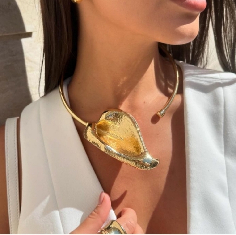 💛▪️Camila Coelho▪️ Gold Tone Calla Lily Statement Choker Floral Necklace - Picture 6 of 13